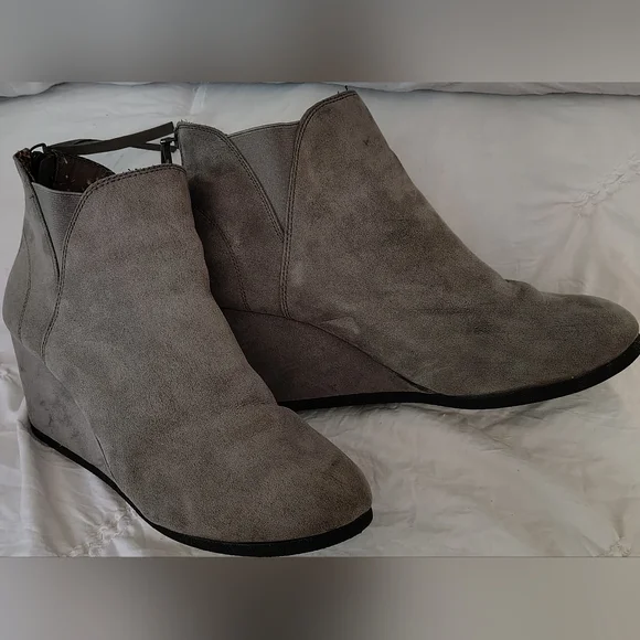 Maurices Gray Suede Wedge Ankle Boots Sz 10 - Picture 2 of 6